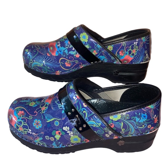 Sanita Ladies Patent Leather Clog,  Black/Navy w/a floral Firefly Pattern SZ 38 - Picture 3 of 8